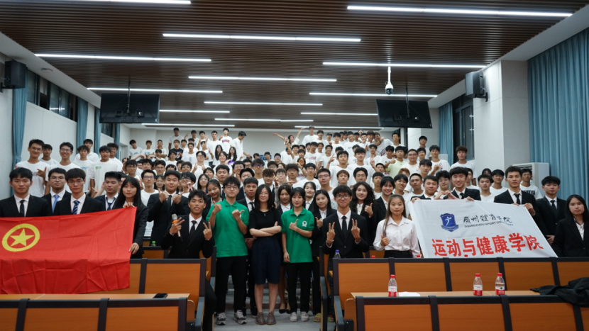 手绘风攀岩馆开业促销手机海报.png 手绘风攀岩馆开业促销手机海报.png