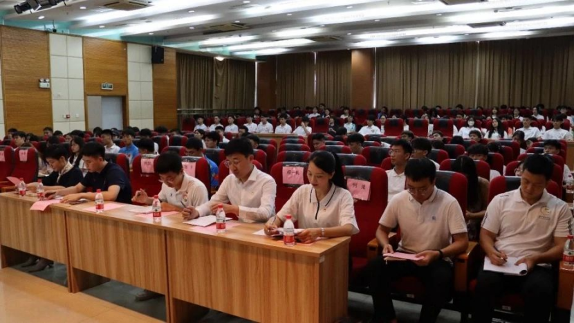 手绘风攀岩馆开业促销手机海报.png 手绘风攀岩馆开业促销手机海报.png