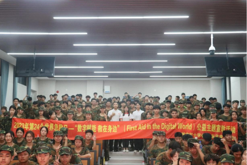 手绘风攀岩馆开业促销手机海报.png 手绘风攀岩馆开业促销手机海报.png