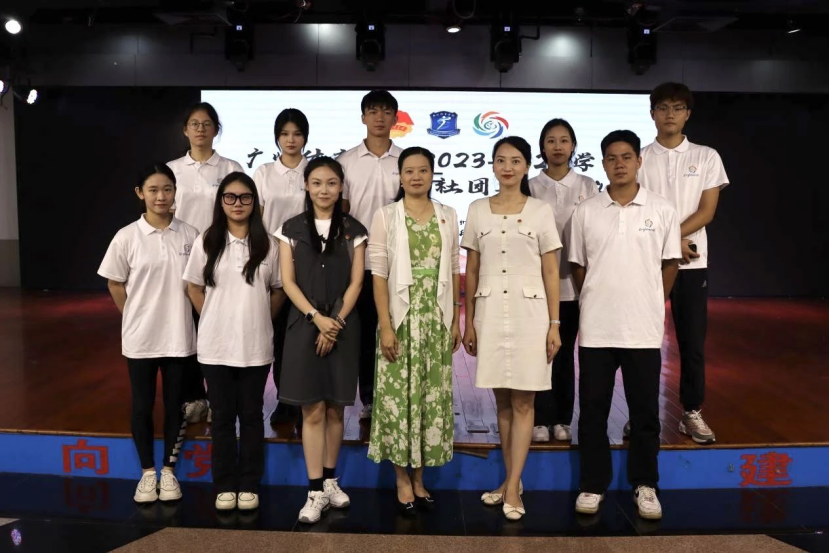 手绘风攀岩馆开业促销手机海报.png 手绘风攀岩馆开业促销手机海报.png