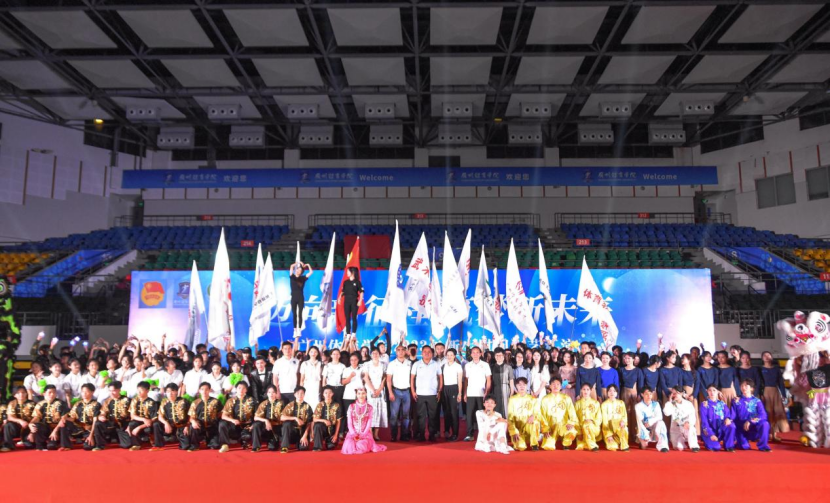 手绘风攀岩馆开业促销手机海报.png 手绘风攀岩馆开业促销手机海报.png